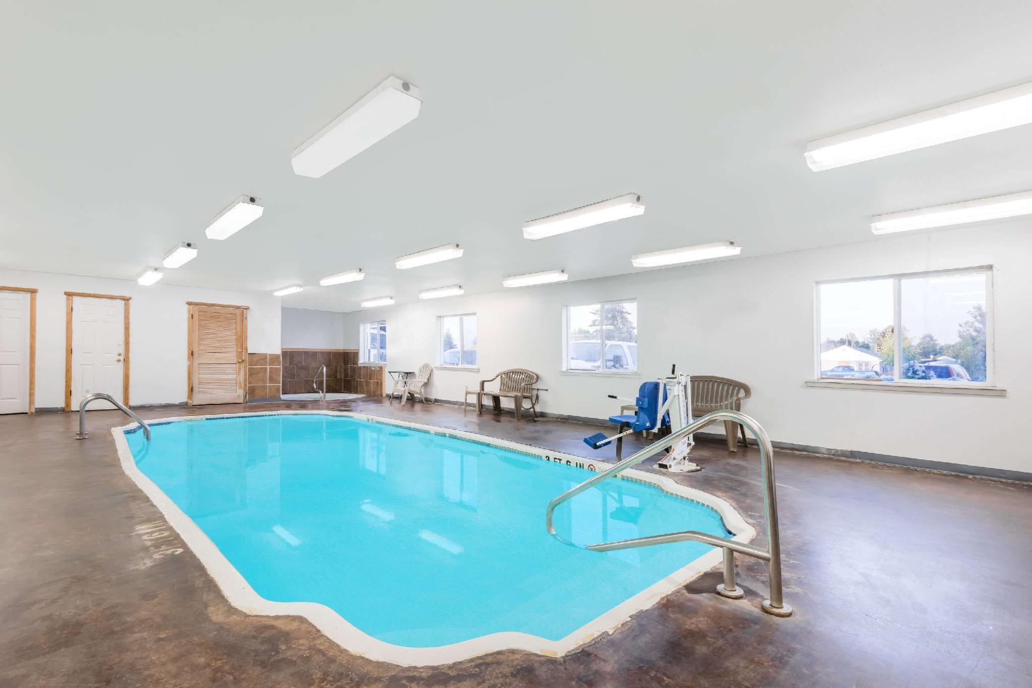Отель Super 8 By Wyndham Powell Экстерьер фото